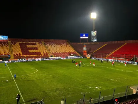 Barriendo el agua: así preparan la cancha del Santa Laura