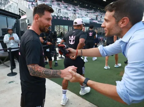 Periodista llora en vivo tras particular regalo a Messi