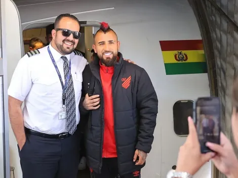 Vidal recibe el cariño de los hinchas en Bolivia