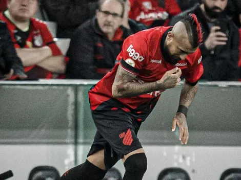 Alarma en la Roja: Vidal sale cojeando en duelo del Paranaense