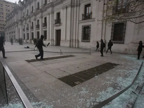 Encapuchados destrozan acceso a La Moneda durante romería