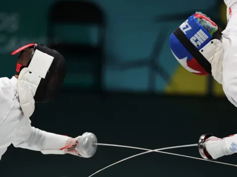 Pablo Núñez entrega medalla de plata en esgrima