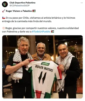 Roger Waters recibió una camiseta de Palestino en su paso por Chile. Foto: Comunicaciones Palestino.