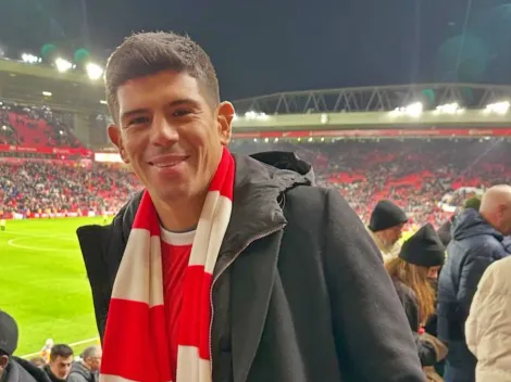 Pavez pasa sus vacaciones hinchando por Liverpool en Anfield