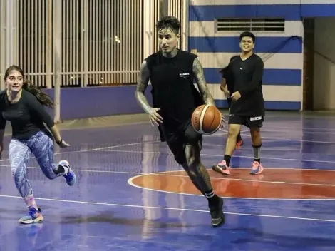 Erick Pulgar se luce en un partido de básquetbol