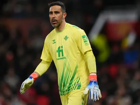 En España le pasan la pelota a Claudio Bravo por su futuro