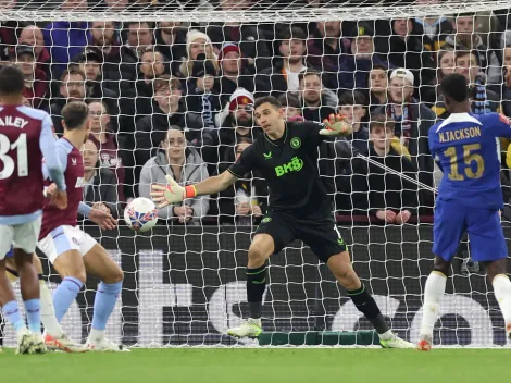 Al Dibu Martínez le clavan un recontragolazo en FA Cup: Eliminado