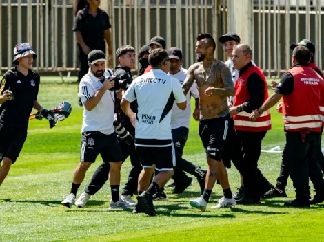 Arengazo: hinchas de Colo Colo invaden la cancha y se ponen a la foto