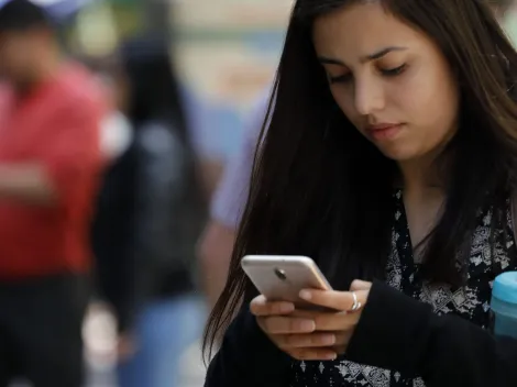 ¿Cómo saber si mi teléfono cambiará la hora automáticamente?