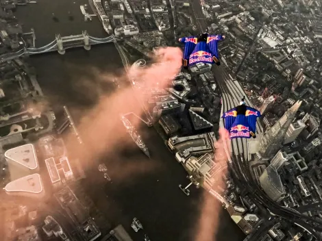 Dos paracaidistas cruzan el Tower Bridge usando "trajes ardilla"