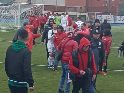 Hinchas de La Calera invaden la cancha para encarar al plantel