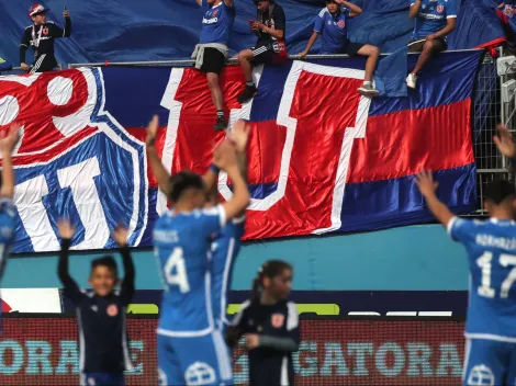 Jugador de la U queda impactado con la bandera del Superclásico