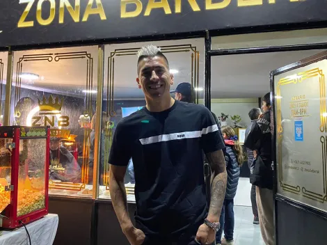 Lea inaugura barbería azul y quiere cortarle el mohicano a Vidal