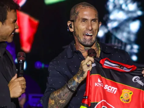 Ke Personajes celebra sus cumbias con camiseta de equipo chileno