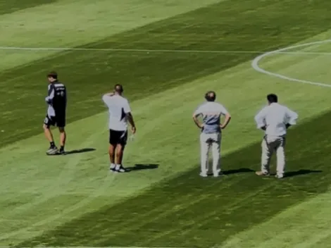 ¿Preocupados? Jorge Almirón y Aníbal Mosa inspeccionan la cancha de Colo Colo