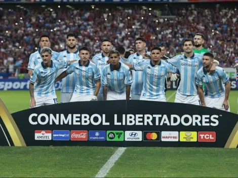 Figura de Racing posa con camiseta de popular equipo chileno