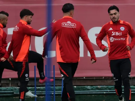 ¿Alarma? Titular de la Roja salió acompañado de un médico