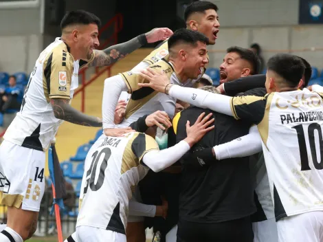 Tabla: el Pirata se saca el tricornio y empieza a probarse la corona