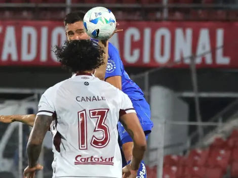 Carlos Chandía revisa la polémica jugada de la U vs Lanús: ¿Penal o falta?