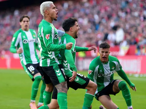 Llora Alexis: clásico de Betis vs Sevilla demorado por escándalo