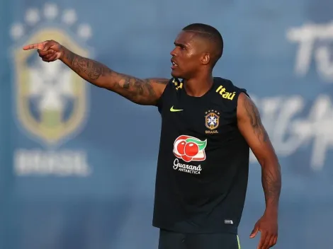 Jornalista 'crava' Douglas Costa fora do São Paulo e dois clubes aparecem como possíveis destinos