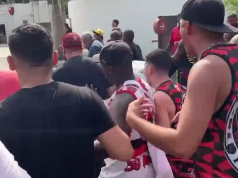 Torcida protesta em frente a CT de gigante brasileiro e clima esquenta