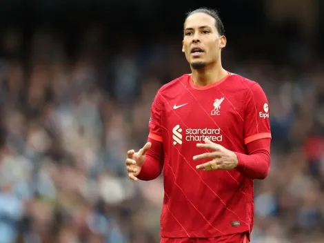 Liverpool manifesta interesse e Van Dijk pode formar dupla com badalado zagueiro brasileiro