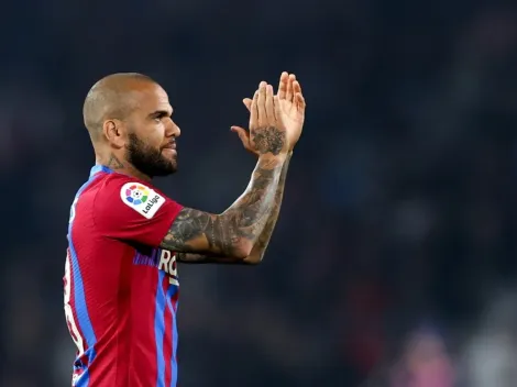 Livre no mercado e especulado no Brasil, Daniel Alves pode ter destino inusitado na carreira