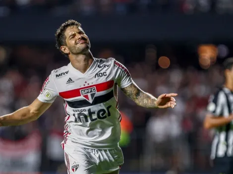 Livre no mercado, Alexandre Pato tem conversa por telefone com dirigente de gigante brasileiro