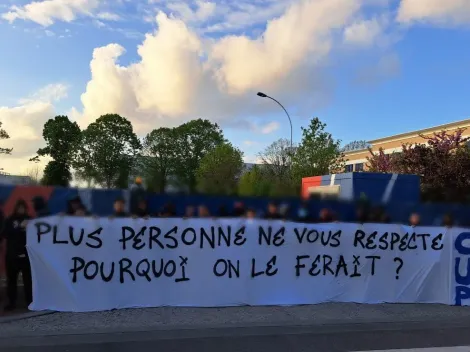 Torcida do PSG protesta contra o time; Veja as faixas