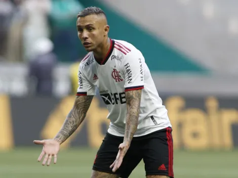 Jogador do Flamengo deixa o clube e acerta com o Bragantino; torcida protesta contra Sampaoli: "É melhor que Everton Cebolinha"