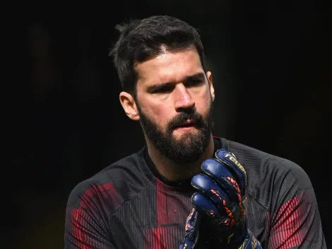 Goleiro Alisson cobra evolução na defesa do Liverpool