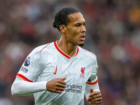 Van Dijk confronta Lisandro Martínez em vitória do Liverpool