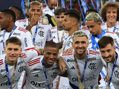 Torcedores do Peñarol apoiam Varela antes de jogo contra Flamengo