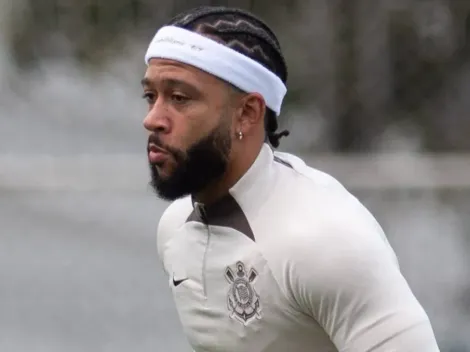 Depay treina entre os reservas antes da possível estreia no Corinthians