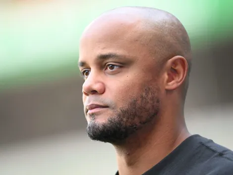 Vicent Kompany observa Ruben van Bommel, do AZ Alkmaar