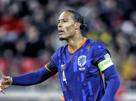 Van Dijk volta ao Liverpool após expulsão na Holanda