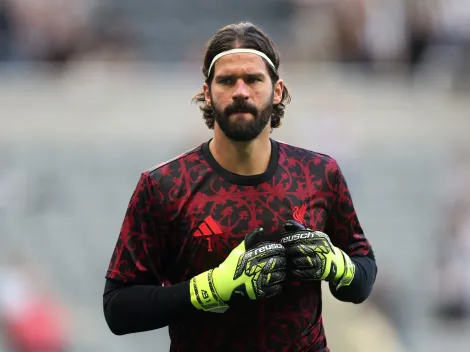 Alisson ficará seis semanas no departamento médico do Liverpool