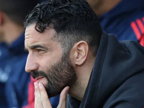 Manchester United planeja reforços no meio-campo e avalia saídas em 2026