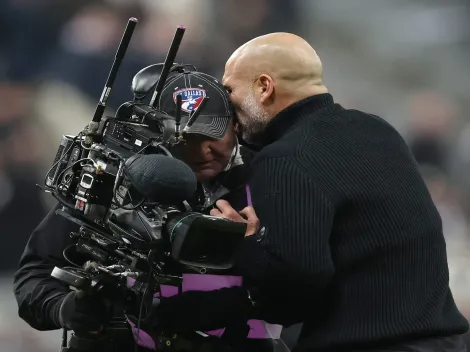 Guardiola, técnico do Manchester City, pede desculpas após empurrar cinegrafista