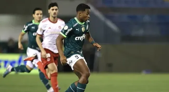 Endrick marca o segundo gol do Palmeiras na vitória contra o Internacional  pelo Campeonato Brasileiro Foto: MARCELLO ZAMBRANA/AGIF