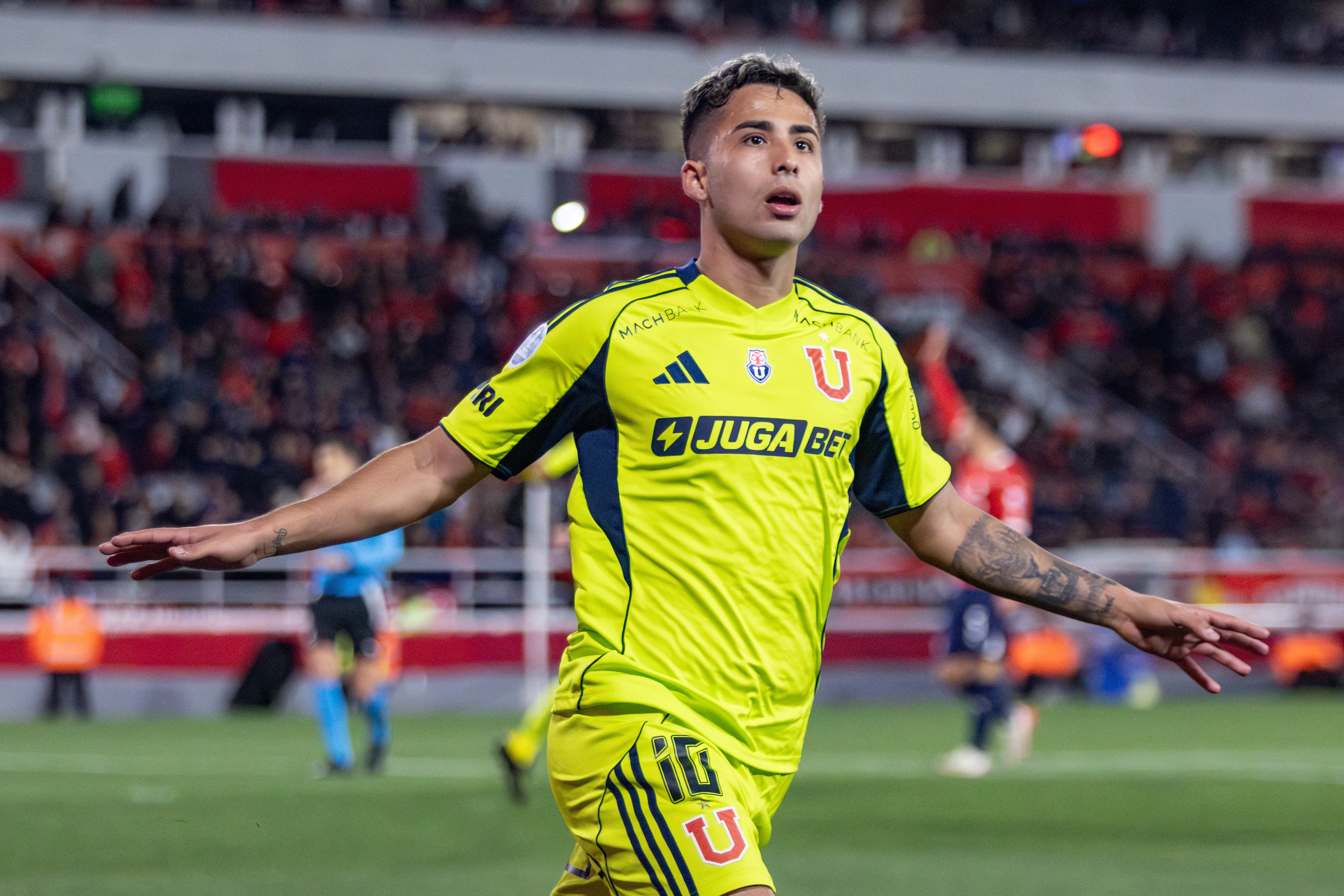 ARGENTINA – AVELLANEDA – 20/08/2025 – COPA SUL-AMERICANA 2025, INDEPENDIENTE X UNIVERSIDAD DE CHILE – Lucas Assadi jogador do Universidad de Chile comemora seu gol durante partida contra o Independiente no estadio Libertadores de America pelo campeonato Copa Sul-americana 2025. Foto: Lucas Gabriel Cardoso/AGIF