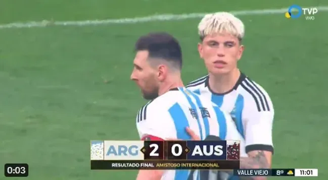 El saludo de Lionel Messi con Alejandro Garnacho después del Argentina 2 Australia 0. Captura de transmisión de la TV Pública.