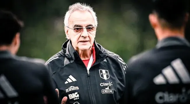 Jorge Fossati dirigiendo en la Selección Peruana. (Foto: FPF).