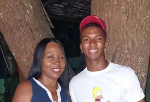 Jeyland Mitchell junto a su madre