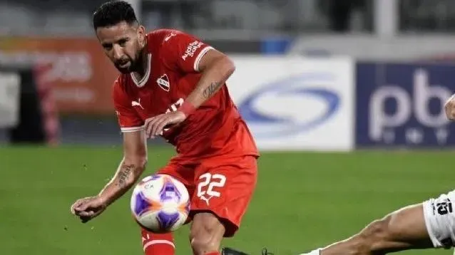 Mauricio Isla todavía no sabe si podrá jugar el clásico de Avellaneda entre Independiente y Racing. Foto: Independiente.