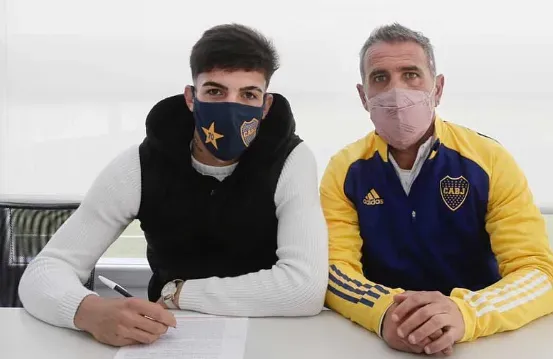 Gabito Vega firmando su contrato profesional en Boca, en 2020 (@gabitoovega)