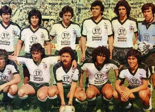 Elías Figueroa, ubicado arriba. siendo el cuarto de izquierda a derecha en Colo Colo en el año 1982. Imagen: Archivo
