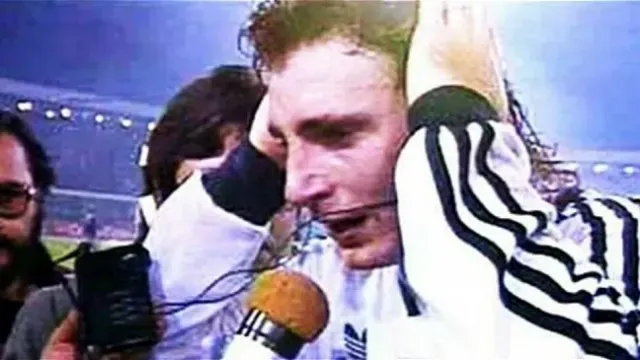 Marcelo Barticciotto hablando con su familia tras ganar la Copa Libertadores con Colo Colo.