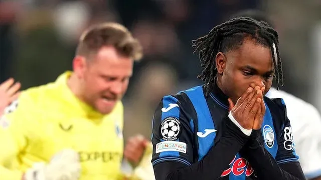 Lookman se lamenta tras fallar su penal en Atalanta